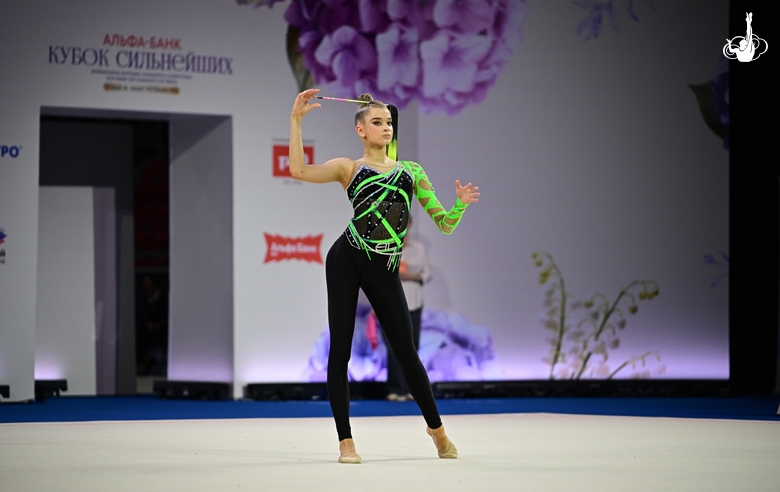 Александра Борисова во время упражнения с лентой