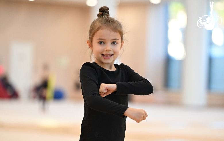 Дошкольница Академии во время тренировки