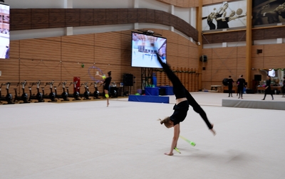 Алина Кабаева и Ирина Гусарова объясняют Александре Борисовой, как можно усовершенствовать выполнение поворота и риска