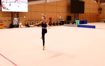 Гимнастка выглядит легкой и воздушной на ковре благодаря сочетанию серьезной физической подготовки и точной техники