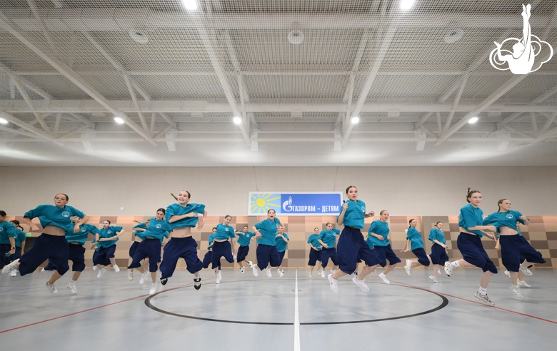 Alla Dukhova's dance studio TODES intensive course participants during a flash mob