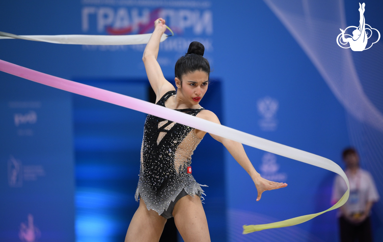 Mayssa Arfa during an exercise with a ribbon