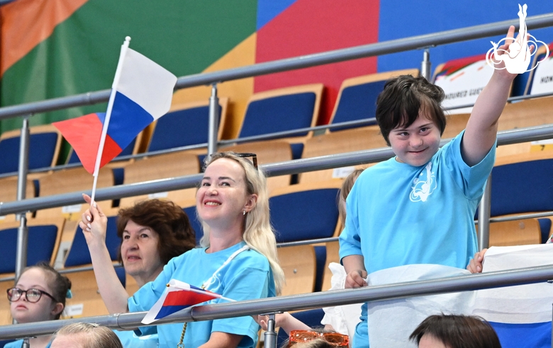 Children with special needs from Kazan support the International Sky Grace Rhythmic Gymnastics Clubs Association team