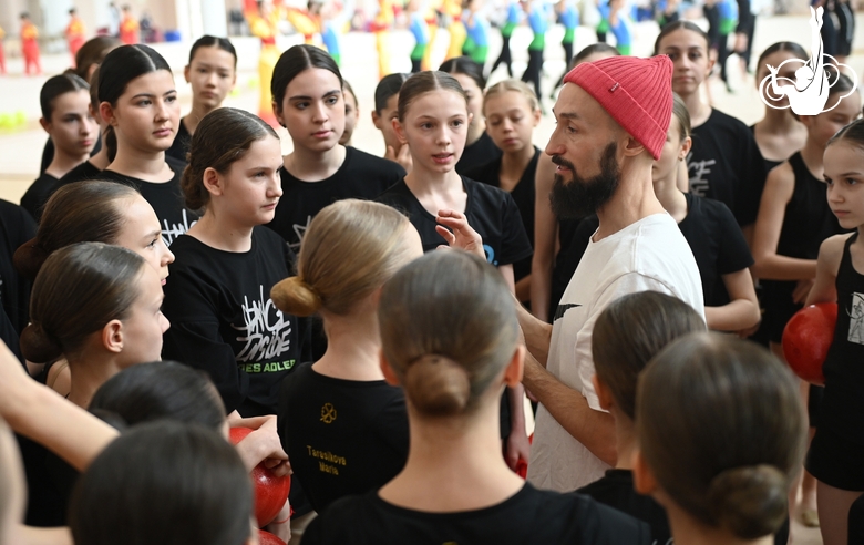 Хореограф-постановщик школы-студии TODES Андрей Брыканов во время репетиции в Академии