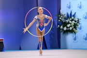 Каролина Пахтусова во время выполнения упражнения с обручем на всероссийском турнире «Кубок "Небесная грация"»