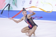 Каролина Тарасова во время упражнения с лентой