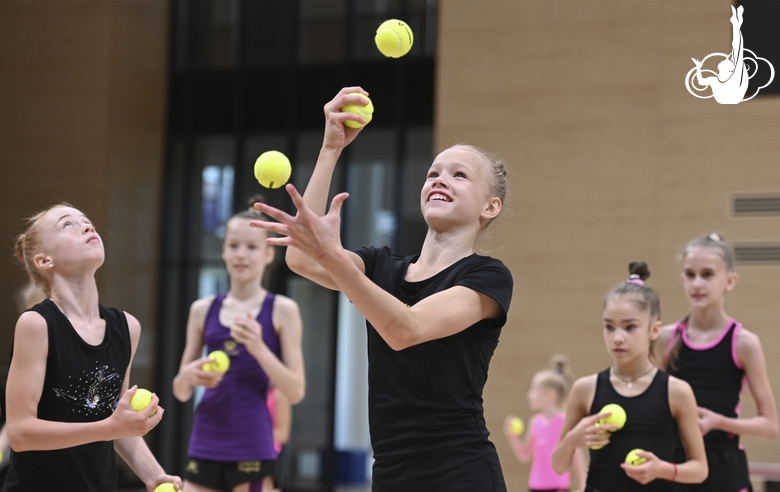 Kristina Voytenko juggles