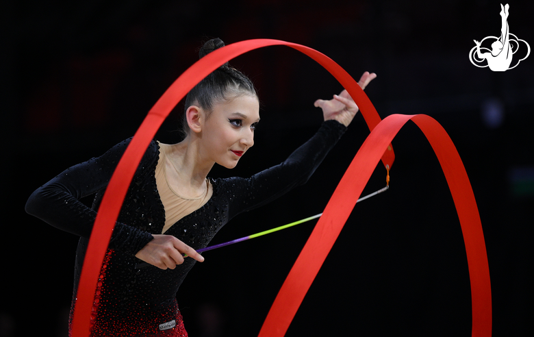 Николь Римарачин Диас во время упражнения с лентой