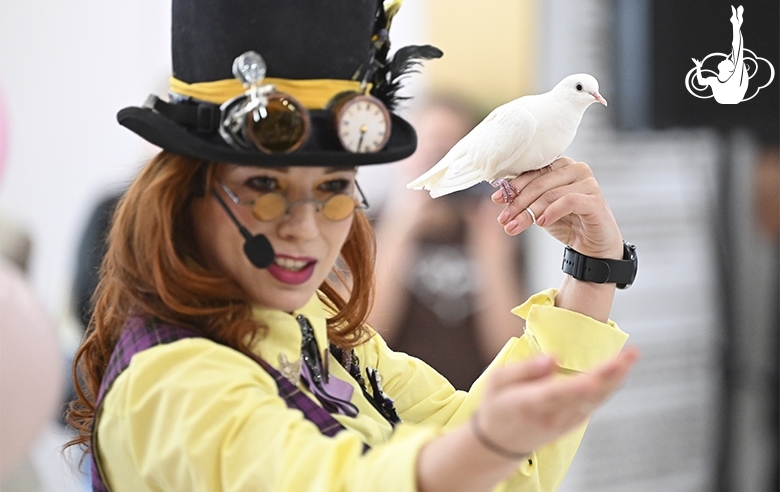 Magic tricks during the Academy celebration