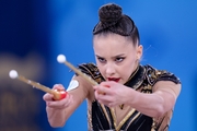 Мария Борисова во время упражнения с булавами