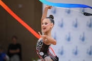 Полина Семенова во время упражнения с лентой