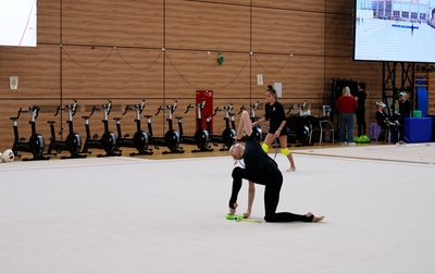 Olympic champion Alina Kabaeva advises Alexandra Borisova and coach Irina Gusarova to add a club throw