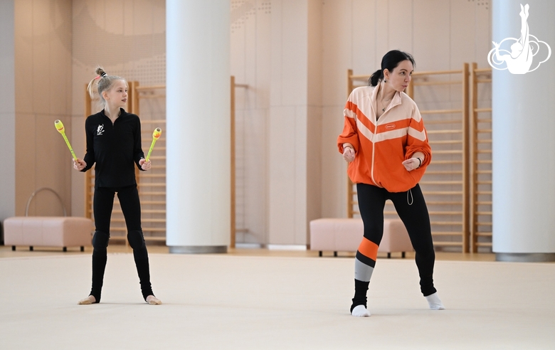 Хореограф Наталья Белугина и Ева Кононова во время тренировки