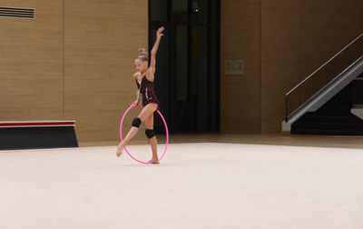 На контрольной тренировке олимпийская чемпионка Алина Кабаева подсказала Еве Кононовой из Тюменской области, как усложнить прыжок с ловлей