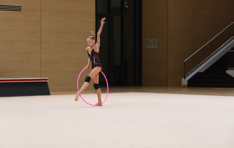 На контрольной тренировке олимпийская чемпионка Алина Кабаева подсказала Еве Кононовой из Тюменской области, как усложнить прыжок с ловлей