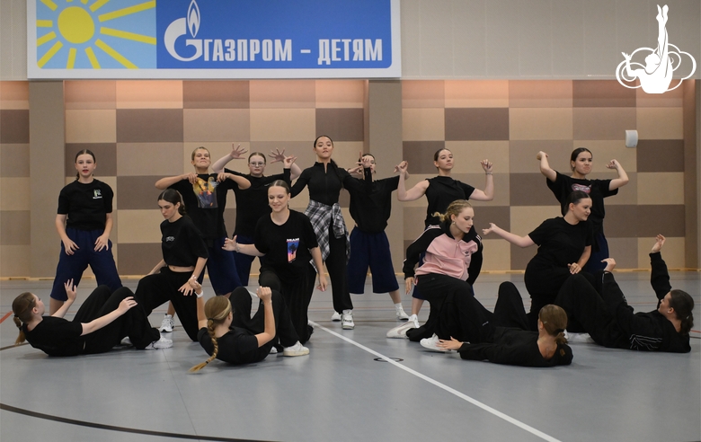 Alla Dukhova's dance studio TODES intensive course participants during a flash mob