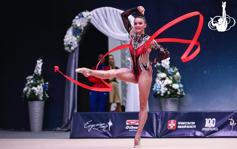 Гретель Мендоза во время упражнения с лентой на турнире EVGENIYA CUP-2023