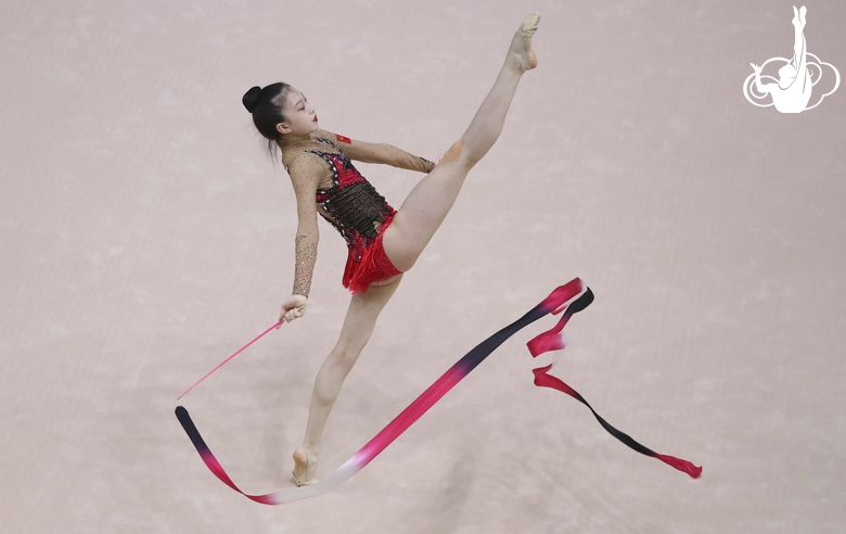 Mi Wenxinyue (Китай) doing an exercise with a ribbon