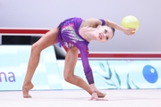 Арина Ковшова во время упражнения с мячом