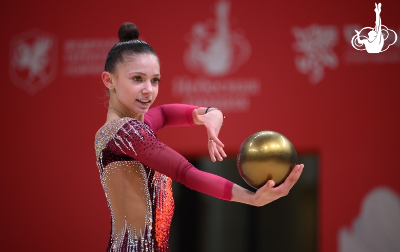 Арина Ковшова во время упражнения с мячом