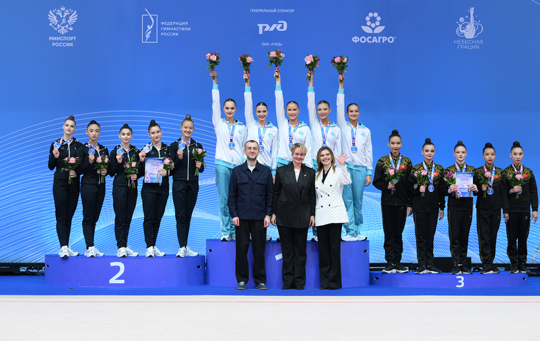 16 марта 2026 года. Олимпийская чемпионка Алина Кабаева, вице-губернатор Санкт-Петербурга Борис Пиотровский и главный судья турнира, член технического комитета Международной федерации гимнастики Наталья Буланова во время церемонии награждения групповичек