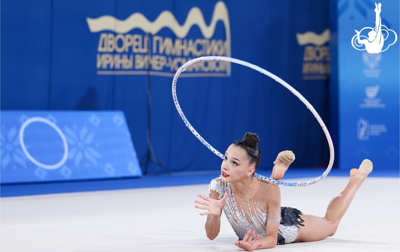 Мария Борисова во время упражнения с обручем