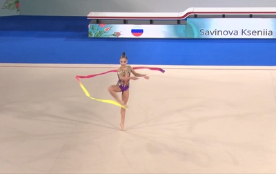 Олимпийская чемпионка Алина Кабаева заряжает Ксению Савинову перед выходом на ковер на 1-м этапе «Кубка сильнейших»