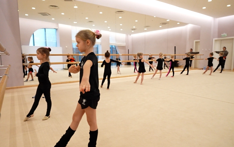 Alina Kabaeva came for a short time to a training session of Academy preschoolers and advised the young athletes on the correct stretching technique