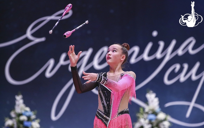 Гимнастка во время упражнения с булавами
