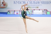 Каролина Тарасова во время упражнения с обручем