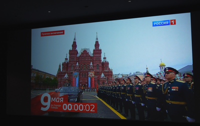 Показываем, как спортсменки смотрели парад Победы вместе