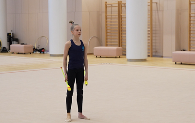 Alina Kabaeva shows Eva Kononova from the Tyumen Region how to enter a planche to save time