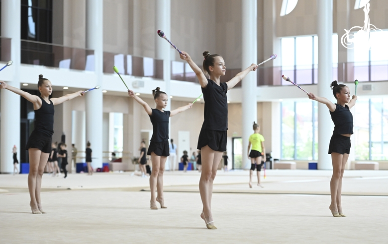 Gymnasts from Belgorod during an exercise with clubs