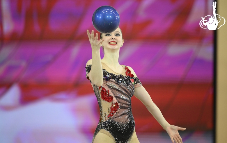 Anna Kamenshchikova during the ball exercise