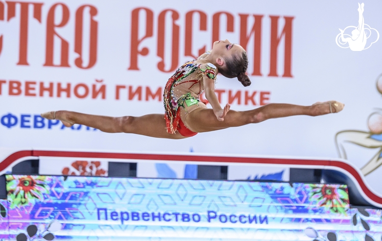 Ksenia Savinova performs the spilt leap