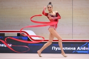 Алена Пушилина во время упражнения с лентой