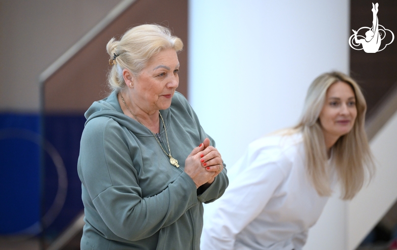 Заслуженный тренер России Инна Быстрова на занятии с групповичками Академии