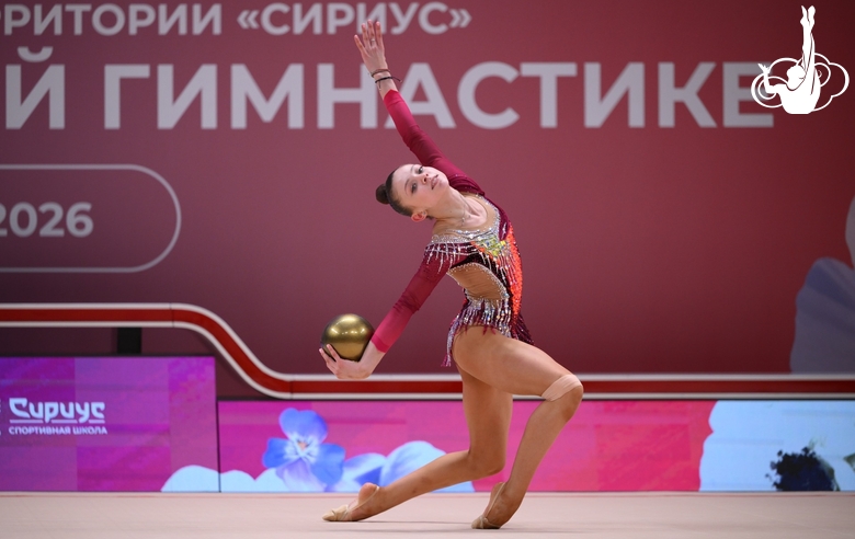 Арина Ковшова во время упражнения с мячом