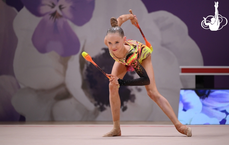 Ева Кононова во время упражнения с булавами