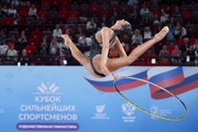 Алина Горносько во время упражнения с обручем