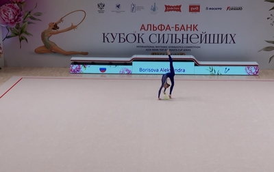 Олимпийская чемпионка Алина Кабаева и тренер Ирина Гусарова помогают Саше Борисовой подготовиться к выступлению