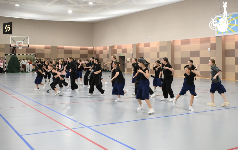 Alla Dukhova's dance studio TODES intensive course participants during a flash mob