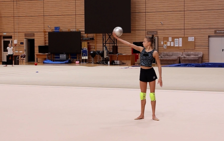 During a training session in Novogorsk, Olympic champion Alina Kabaeva gave Yana Zaikina from Volgograd some advice on how to stay calm during a performance