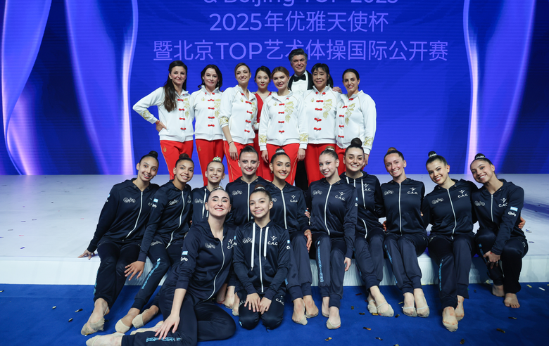 17 ноября 2025 года. Олимпийские чемпионки, ведущие гала-шоу Николай Цискаридзе и Чжен Ханьи и аргентинские гимнастки на международном турнире «Кубок "Небесная грация"» и Beijing Top Open — 2025