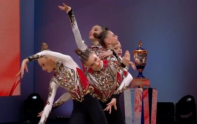 Выступление групповичек Академии с пятью парами булав