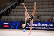 Екатерина Усачева во время упражнения с мячом