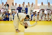 Олимпийский чемпион 2012 года Мансур Исаев с участниками фестиваля дзюдо