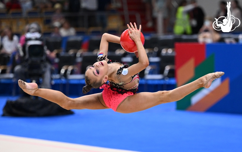 Ksenia Savinova during the ball exercise