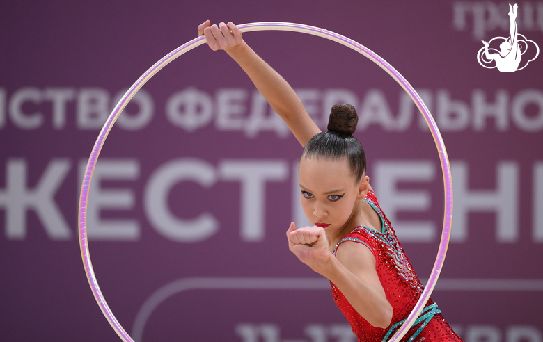 Мила Александрова во время упражнения с обручем