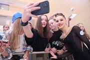 Мария Борисова с болельщиками второго этапа «Кубка сильнейших»